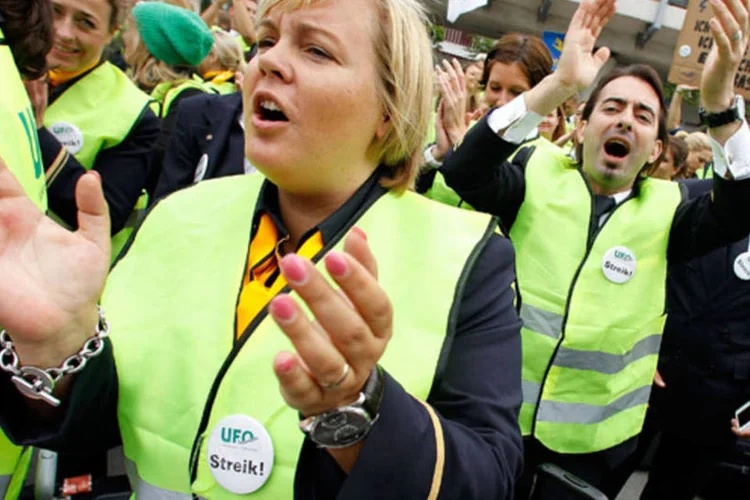 Funcionários da Lufthansa protestam no aeroporto de Frankfurt durante greve do dia 31 de agosto: 200 voos foram cancelados (Ralph Orlowski/Getty Images)