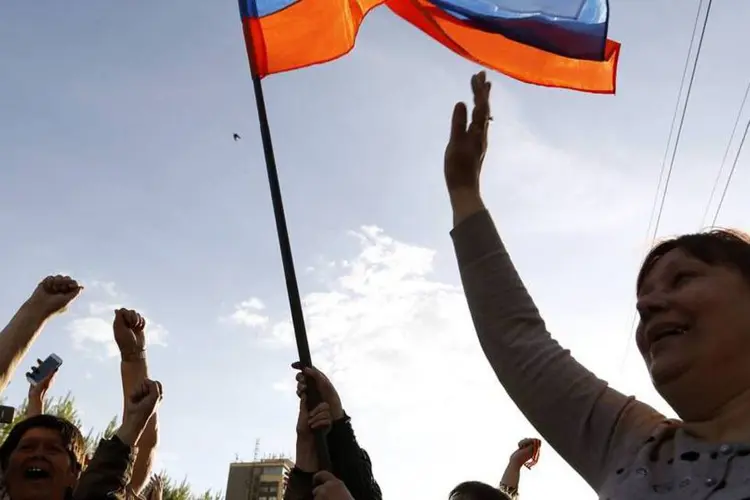 
	Protestos de manifestantes pr&oacute;-Russia em Lugansk, Ucr&acirc;nia: lideran&ccedil;a disse&nbsp;que o novo Estado n&atilde;o se integraria &agrave; R&uacute;ssia, mas seria independente
 (Vasily Fedosenko/Reuters)