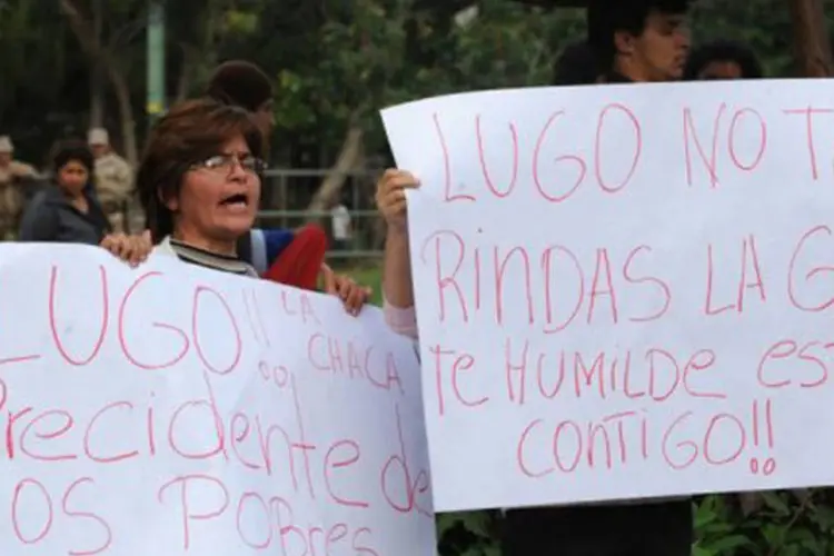 Manifestantes expressam apoio ao então presidente do Paraguai, Fernando Lugo, que foi cassado na sexta-feira após um julgamento político de apenas 30 horas (Norberto Duarte/AFP)