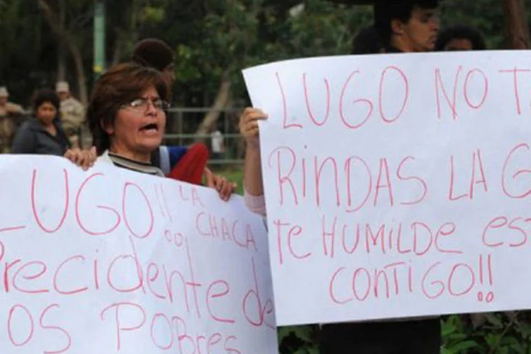 Manifestantes expressam apoio ao presidente do Paraguai, Fernando Lugo: acusado de negligência no exercício do poder, o presidente pode sofrer impeachment (Norberto Duarte/AFP)