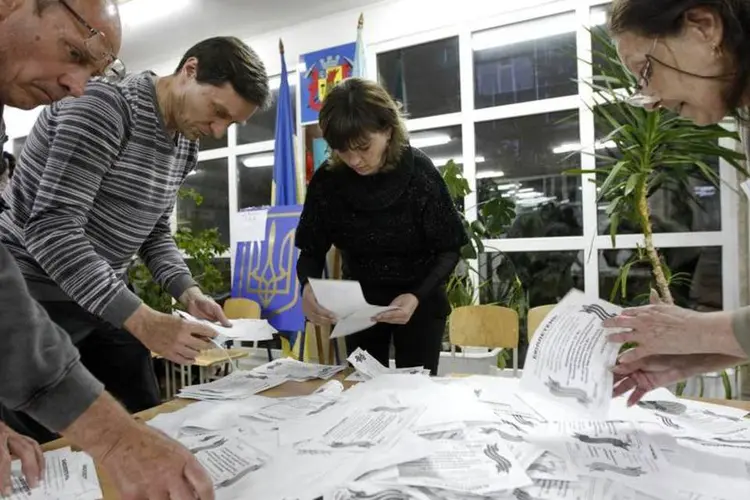 Comissão conta votos: Luhansk foi uma das duas províncias que conduziram referendo separatista (Valentyn Ogirenko/Reuters)