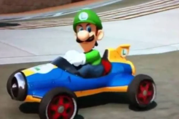 Luigi no Mario Kart 8: aparentemente, só esse personagem tem esse comportamento agressivo (Reprodução/Nintendo)