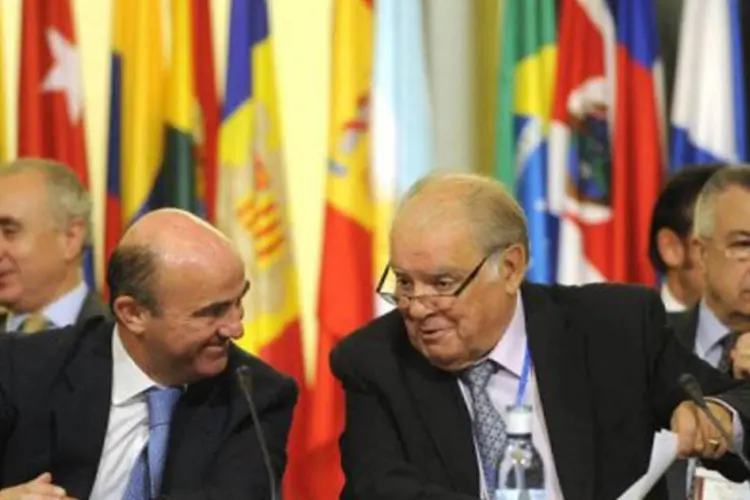 
	O ministro espanhol da Economia, Luis de Guindos, e o secret&aacute;rio-geral da SEGIB, Enrique Iglesias: &quot;a Am&eacute;rica Latina &eacute; uma regi&atilde;o de oportunidades&quot;
 (Dominique Faget/AFP)