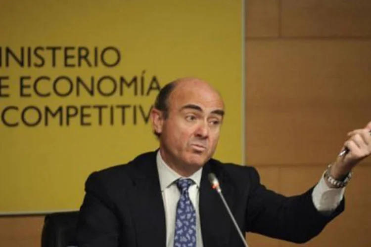 Luis de Guindos: enquanto os dois se reuniam, o presidente francês, François Hollande, insistiu na necessidade de uma aplicação "rápida e firme" de acordos (Pedro Armestre/AFP)