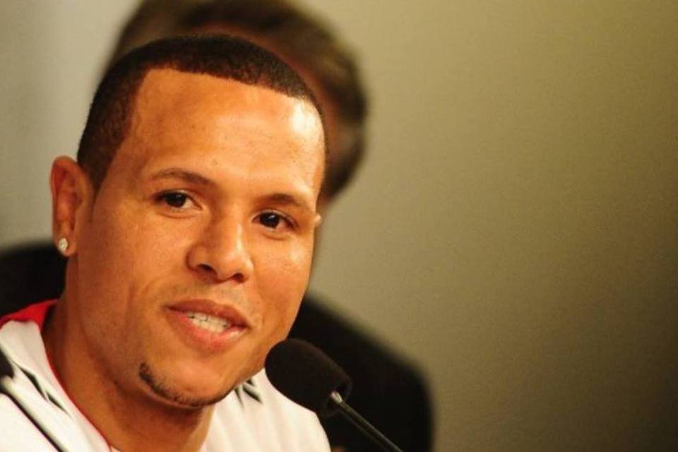 Consul coloca jogador de futebol para lavar roupa