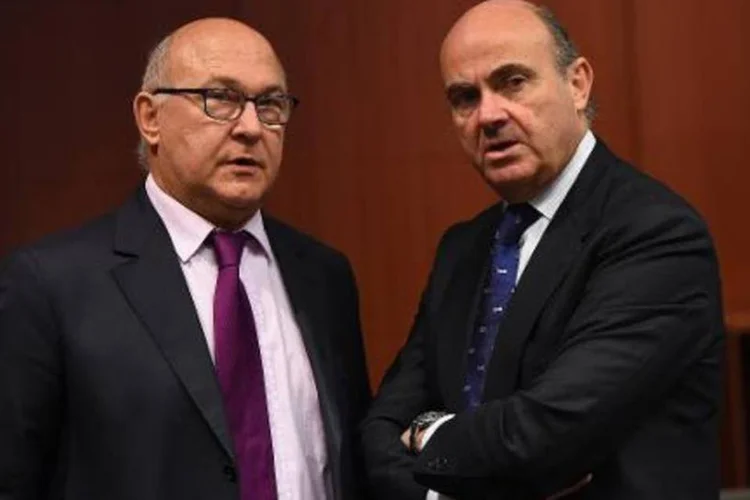 
	O espanhol Luis de Guindos (d), antes de uma reuni&atilde;o dos ministros da Economia da Uni&atilde;o Europeia em Bruxelas
 (Emmanuel Dunand/AFP)