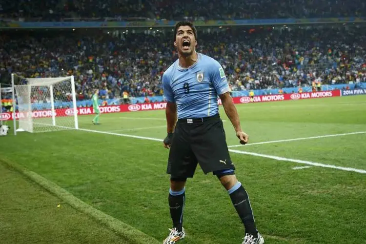 
	Luis Suarez, jogador do Uruguai, celebra segundo gol marcado contra a Inglaterra
 (Reuters/Tony Gentile)