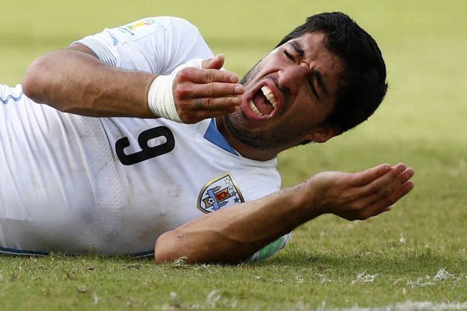 
	O atacante uruguaio Luis Su&aacute;rez reage ap&oacute;s morder jogador italiano
 (Tony Gentile/Reuters)