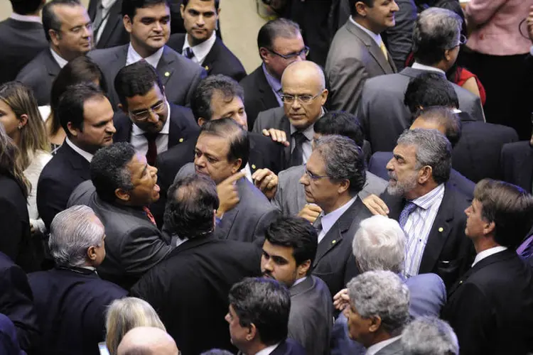 Deputados batem boca em sessão de votação das chapas que pretendem compor a Comissão Especial que dará parecer sobre impeachment da presidente Dilma Rousseff (Luis Macedo/Câmara dos Deputados)