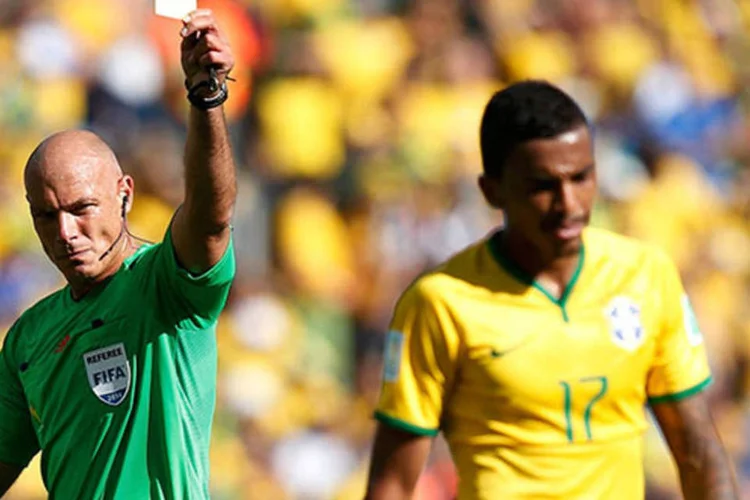 Luiz Gustavo recebe cartão amarelo durante partida contra o Chile na Copa do Mundo  (REUTERS/Toru Hanai)
