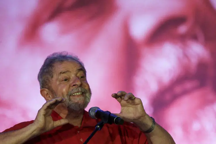 
	Ex-presidente Lula: &quot;Antes de eu chegar &agrave; presid&ecirc;ncia, eram tratados como se fossem problemas. E hoje eu digo que cuidar bem dos pobre &eacute; a solu&ccedil;&atilde;o para acabar com a mis&eacute;ria na nossa Am&eacute;rica do Sul&quot;
 (REUTERS/Ueslei Marcelino)