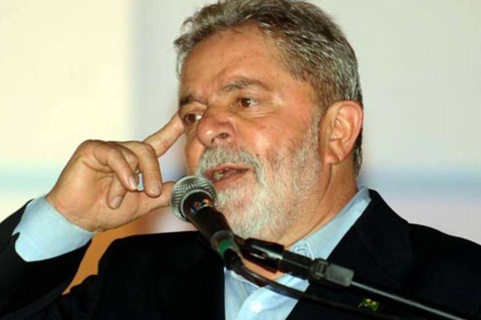 Mantega e Meirelles estão atentos, diz Lula