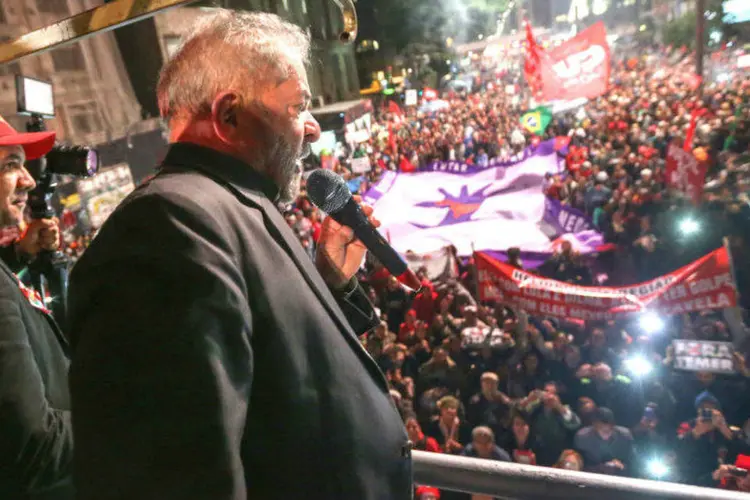 Luiz Inácio Lula da Silva em manifestação na Avenida Paulista contra o governo provisório de Michel Temer (Fotos Públicas)