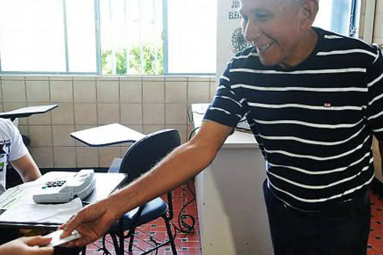 Luiz Gonzaga: mesmo com o voto facultativo depois dos 70 anos, o eleitor detentor do título de nº1 do DF, emitido no dia 20 de junho de 1960, foi votar hoje (Marcello Casal Jr/Agência Brasil)