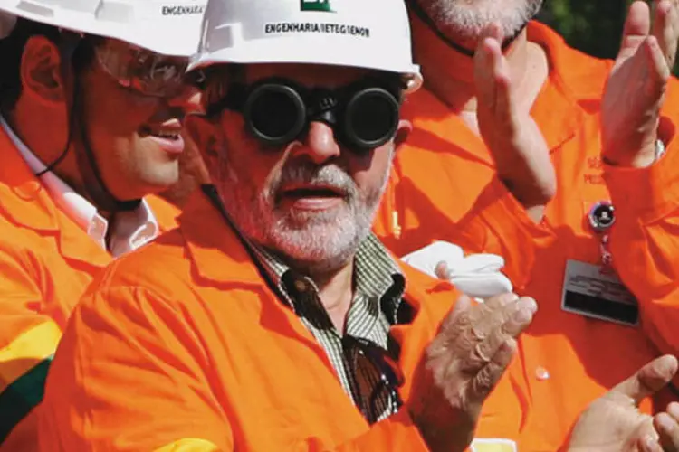 
	Lula, ent&atilde;o como presidente, assiste a soldagem na tubula&ccedil;&atilde;o das obras de constru&ccedil;&atilde;o do gasoduto Coari-Manaus, na base de Urucu, principal bacia petrol&iacute;fera da regi&atilde;o norte
 (Dida Sampaio/Agência Estado)
