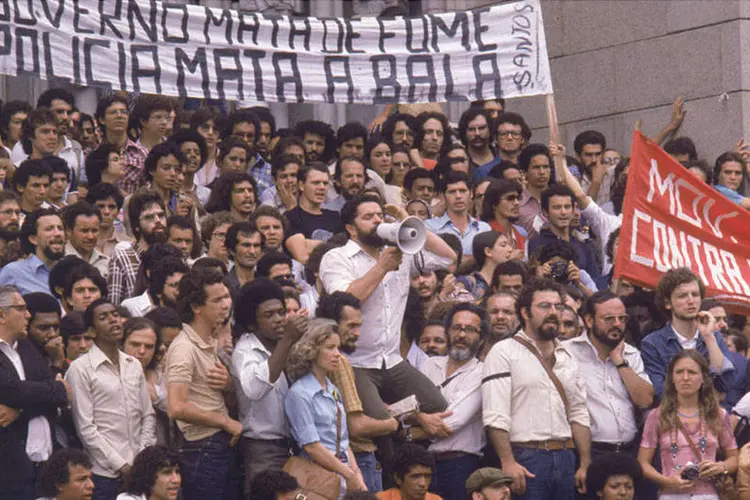 Luiz Inácio Lula da Silva (centro) em protesto por melhores salários em 1979: meses depois, ele seria preso pela Ditadura (IRMO CELSO/Arquivo/Abril)