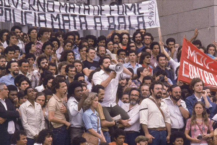 Luiz Inácio Lula da Silva (centro), em protesto por melhores salários, em 1979 (IRMO CELSO/Arquivo/Abril)