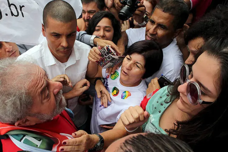 
	Lula e apoiadores: por volta do meio-dia, o ex-presidente saiu para cumprimentar os manifestantes
 (Paulo Whitaker/Reuters)