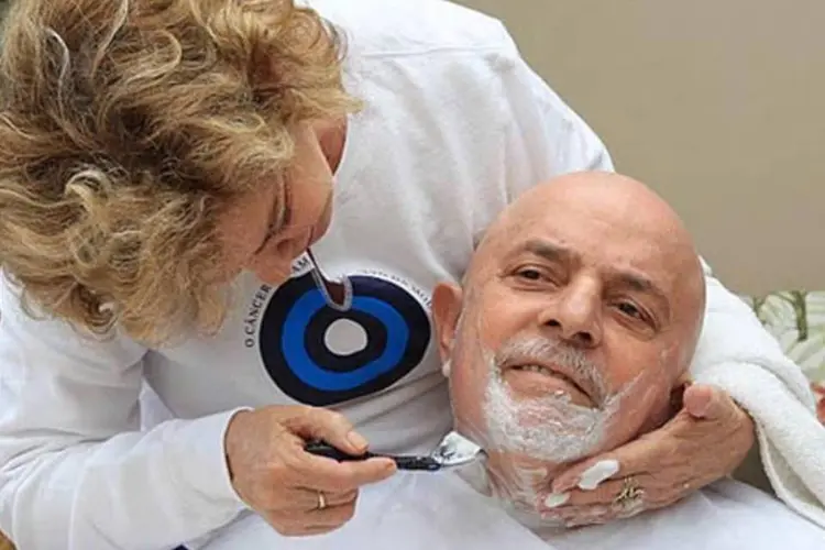 Ex-presidente decidiu raspar a cabeça antecipando os efeitos do tratamento que faz contra câncer na laringe (Divulgação/Ricardo Stuckert)