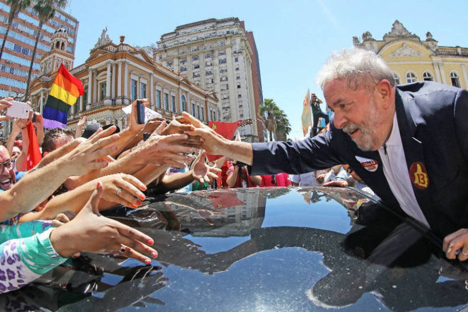 Lula diz no RS que votar em Aécio é votar no atraso