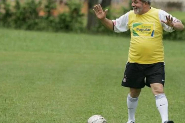 Mesmo fã do futebol, presidente Lula disse que prefere a campanha de Dilma Rousseff aos gramados da Copa da África do Sul.   (.)