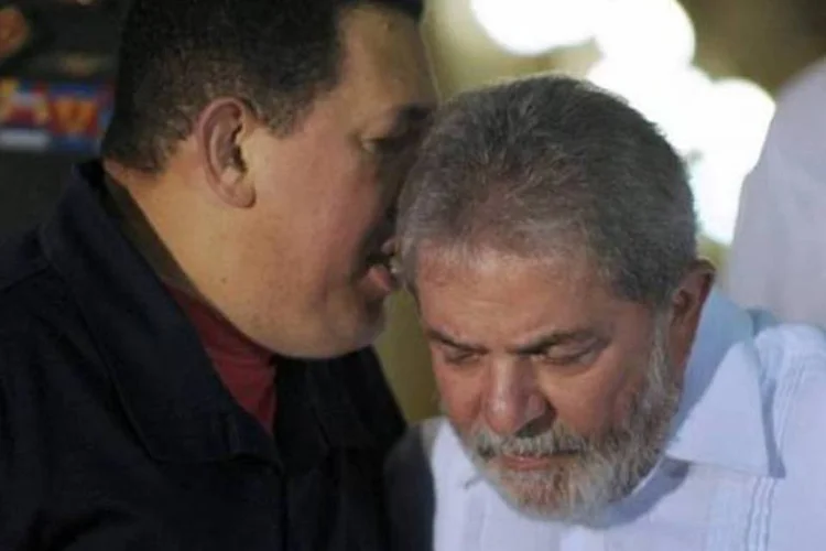 
	Ch&aacute;vez e Lula: o PT lembrou que Lula visitou o l&iacute;der venezuelano quando ele foi reeleito e lhe disse:&nbsp;&quot;tua luta &eacute; nossa luta, tua vit&oacute;ria ser&aacute; nossa vit&oacute;ria&quot;
 (Juan Barreto/AFP)
