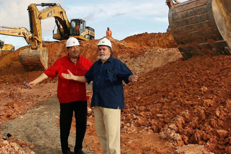 Lula e Chávez na inauguração da refinaria: a parceria entre as duas petrolíferas na refinaria foi celebrada em 2005, antes da descoberta do pré-sal brasileiro, em 2006 (Ricardo Stuckert/PR)