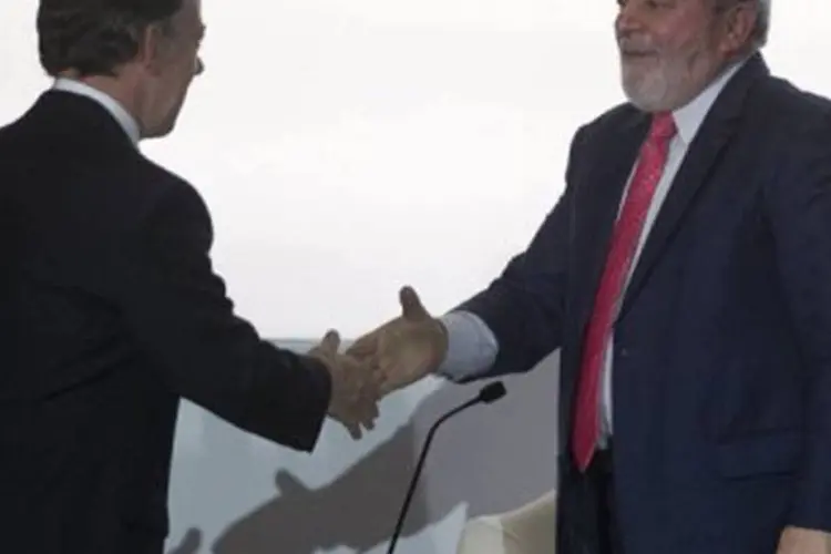 O presidente colombiano, Juan Manuel Santos, e Lula inauguraram nesta quinta-feira em Bogotá o primeiro fórum de investimentos de Brasil e Colômbia
 (Eitan Abramovich/AFP)