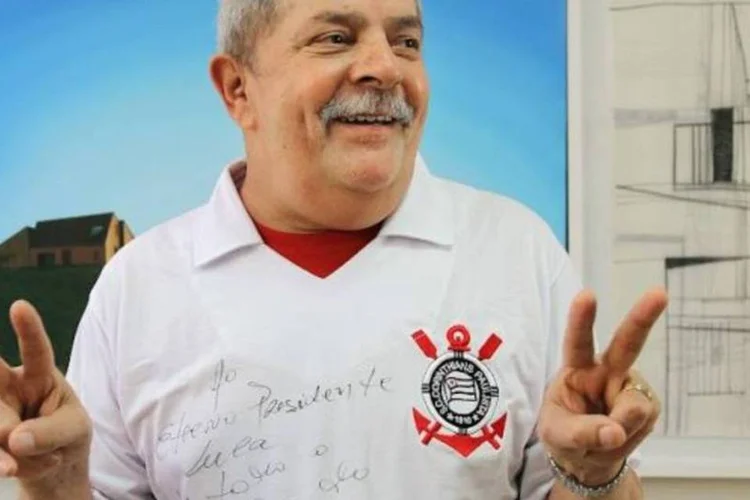 Lula com camisa que recebeu de presente do ídolo corintiano Rivellino (Ricardo Stuckert/Instituto Lula)