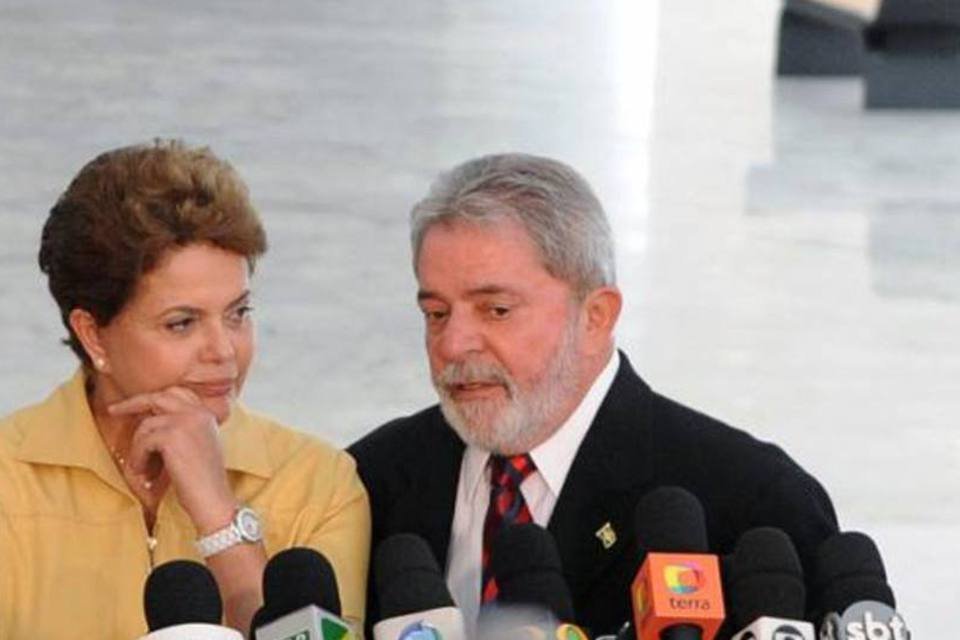 Mesmo ausente, Lula brilha mais que Dilma no Morro do Alemão