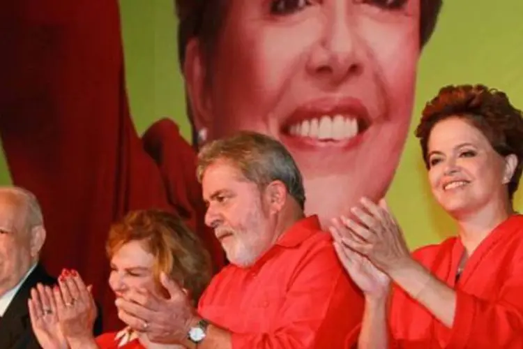 José Alencar, Marisa Letícia, Lula e Dilma Rousseff: a candidata do PT vestiu o figurino de herdeira do presidente. (.)