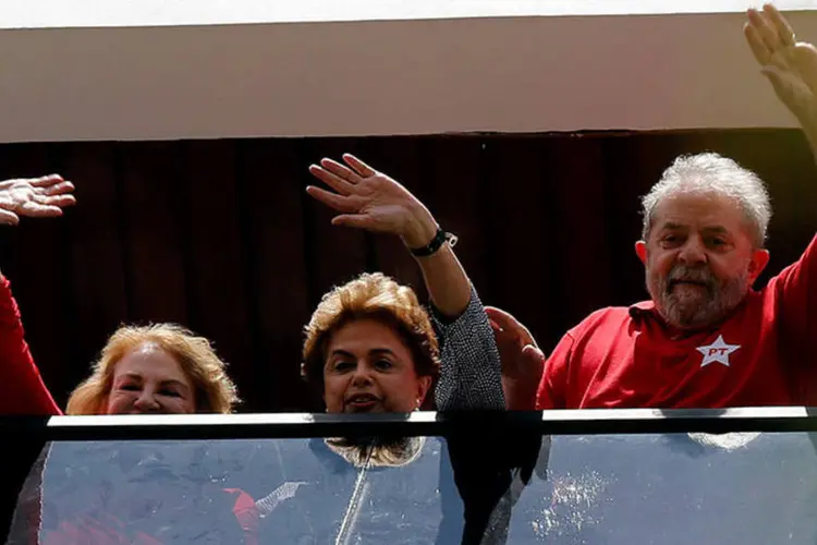 
	Dilma acenou para as pessoas presentes no local. A presidente foi recebida com gritos de &quot;n&atilde;o vai ter golpe&quot;
 (Paulo Whitaker/Reuters)