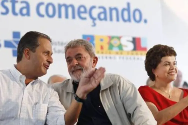O governador de Pernambuco, Eduardo Campos, o presidente Lula e a pré-candidata do PT, Dilma Rousseff. (.)