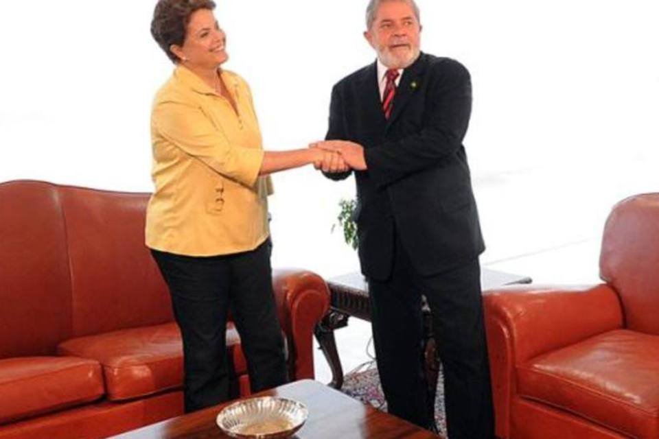 Visita de Dilma a Lula contrasta com ocorrida há 8 anos