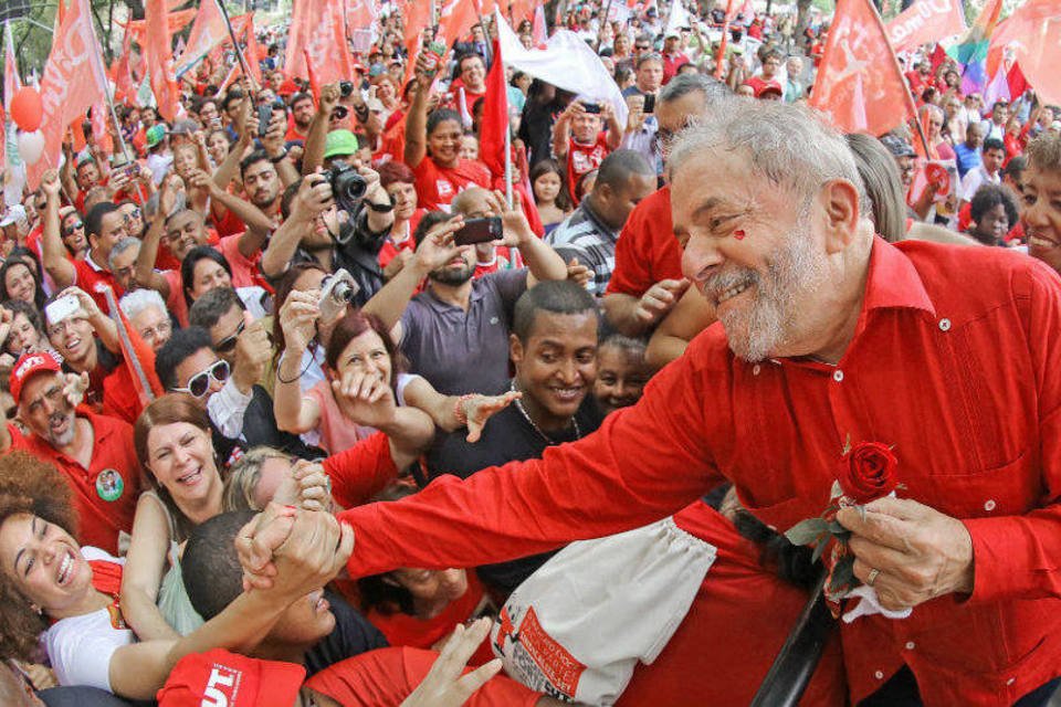 Ex-presidente Lula chega a zona eleitoral para votar