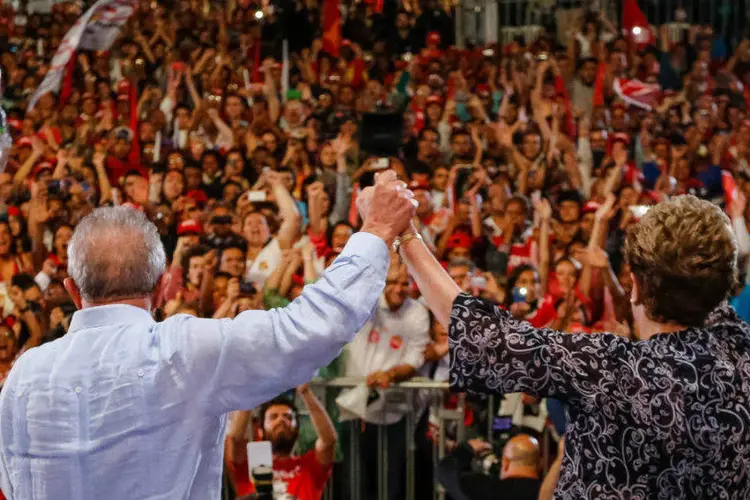 A candidata à reeleição, Dilma Rousseff, e o ex-presidente Luiz Inácio Lula da Silva durante comício (Ichiro Guerra/Dilma 13/FotosPúblicas)