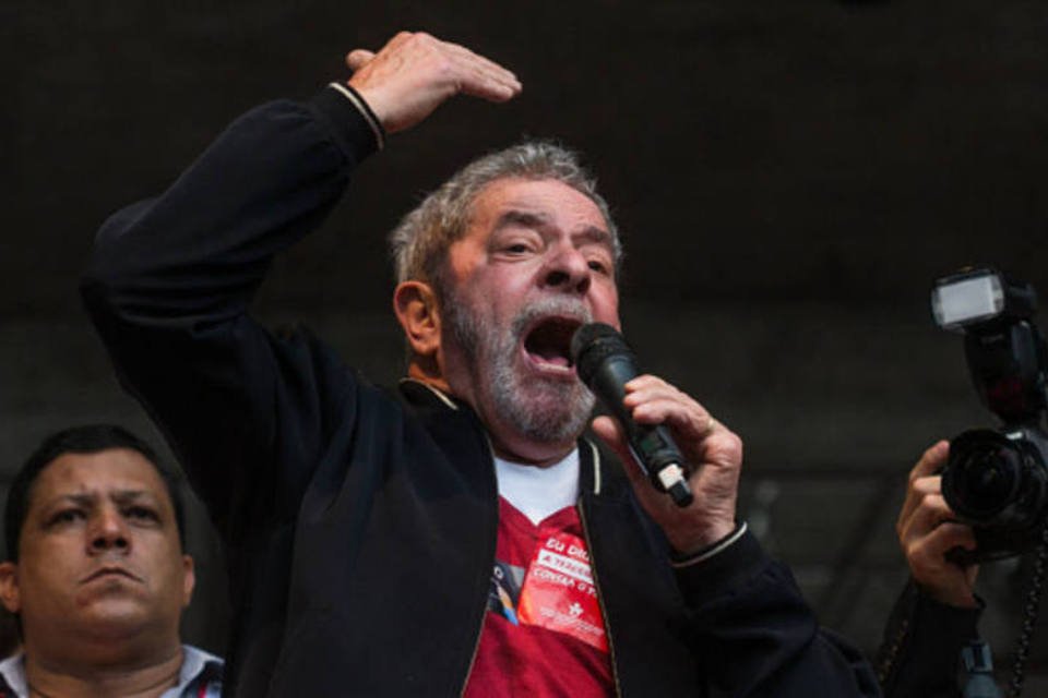 Equipe de Lula pediu helicóptero de empreiteira, diz e-mail