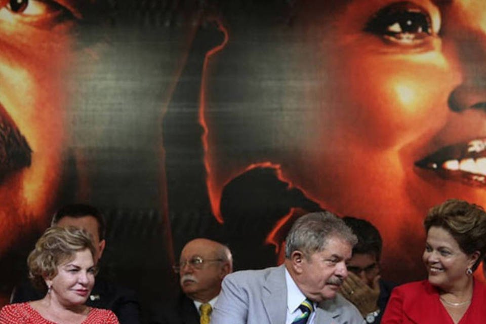 Lula lança Dilma à reeleição e mira adversários