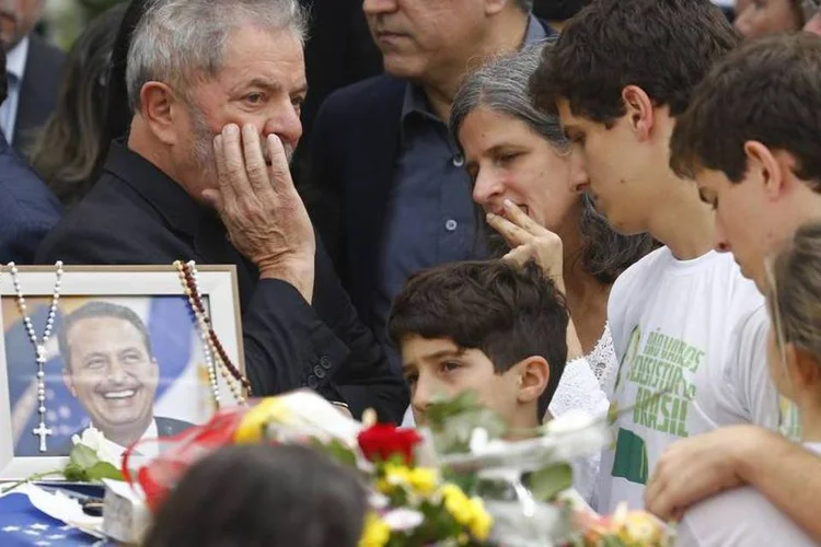 
	Lula com Renata Campos: ainda h&aacute; d&uacute;vidas se a como&ccedil;&atilde;o se manter&aacute; at&eacute; 5 outubro, dia da elei&ccedil;&atilde;o
 (Reuters/Ricardo Moraes)