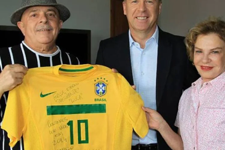 Lula recebeu na sexta-feira, em seu apartamento, a visita do técnico da seleção brasileira de futebol, Mano Menezes, que o presenteou com uma camisa oficial com uma mensagem de apoio (Roberto Stuckert Filho/Instituto Lula)