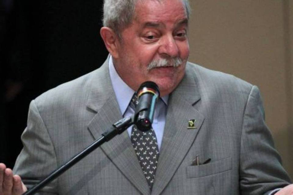 Durante comício em BH, Lula critica PSDB e PSB