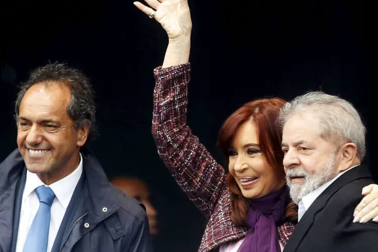 
	Lula em evento com Daniel Scioli e Cristina Kirchner: &quot;Espero, Cristina, que o projeto que come&ccedil;ou a construir em 2003 possa ser conclu&iacute;do, elegendo outra vez o projeto que mudou a hist&oacute;ria da Argentina&quot;, disse Lula
 (Enrique Marcarian/ Reuters)