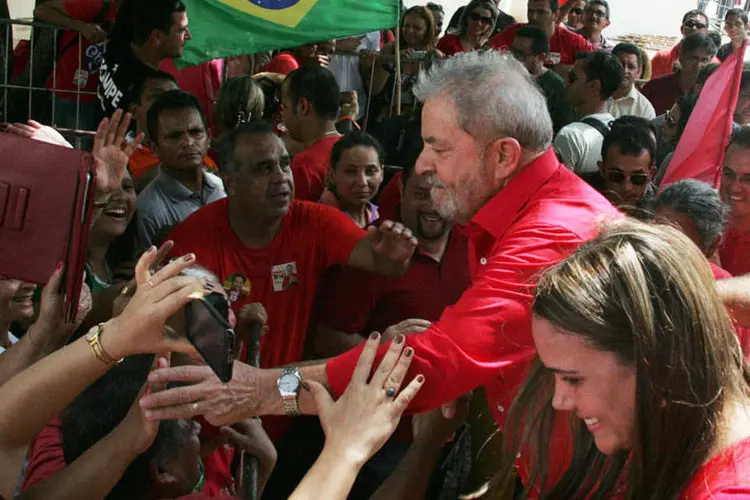 Ex-presidente Lula cumprimenta alguns eleitores durante um comício em Rio Branco (Odair Leal/Reuters)