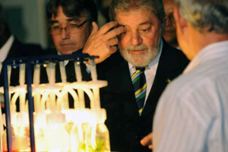 Presidente observa uma amostra de inseticida biológico durante inauguração (.)