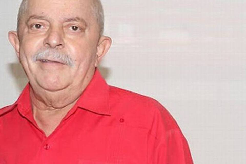 Lula diz que retorna à política "após ter vencido o câncer"