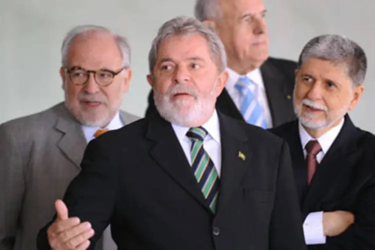 O presidente insinuou que o candidato do PSDB estaria usando o episódio para atrapalhar a candidatura de Dilma (.)