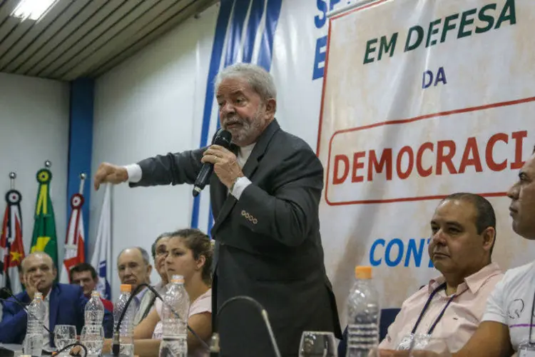 
	Luiz In&aacute;cio Lula da Silva durante reuni&atilde;o com Sindicatos e Movimentos Sociais no Sindicato dos Engenheiros em defesa da democracia
 (Paulo Pinto/ Agência PT)