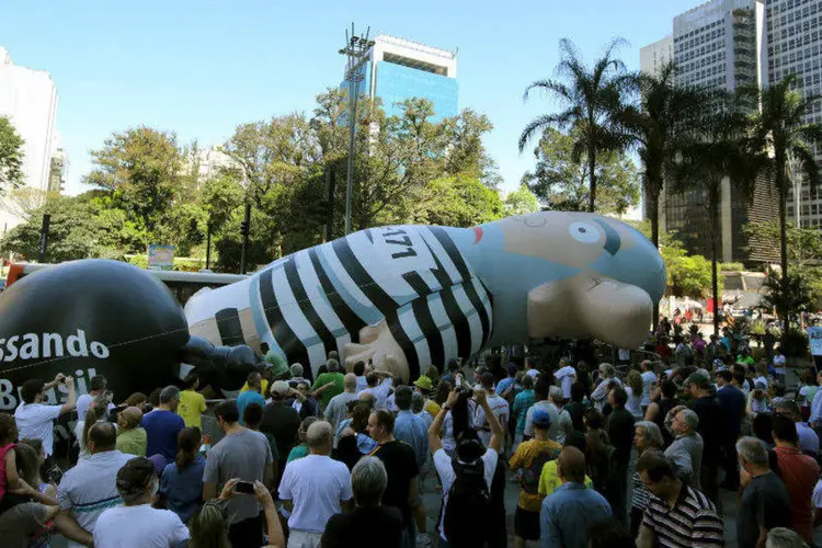 "Lula inflado": integrantes do Movimento Brasil Melhor inflaram o boneco por volta das 10h deste domingo (Paulo Whitaker/Reuters)