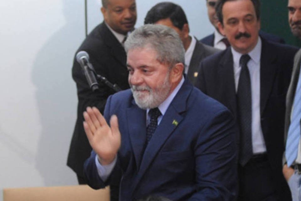 Lula adia proposta para consolidar políticas sociais