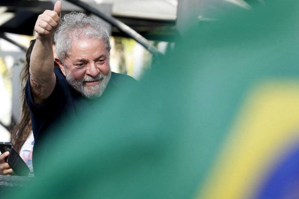 Manifestantes se reúnem em frente ao prédio de Lula em apoio